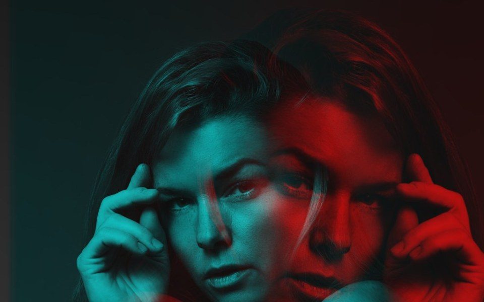Porträt einer Frau zweimal übereinander, ein Gesicht in Cyan, das gespiegelte in Rot.